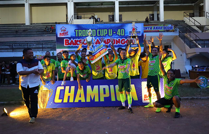 TERBAIK: Tim Bakso KampungQu FC saat merayakan kemenangan&nbsp;di Stadion Pancasila, UGM, Senin (20/5).