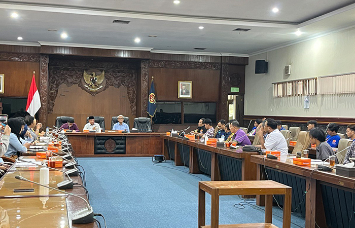 TUNTUTAN: Majelis Pekerja Buruh Indonesia (MPBI) DIY&nbsp;audiensi dengan wakil rakyat di DPRD DIY beserta perwakilan Pemprov DIJ bertepatan dengan Hari Kebangkitan Nasional (HKN) 2024, Selasa (21/5).&nbsp;