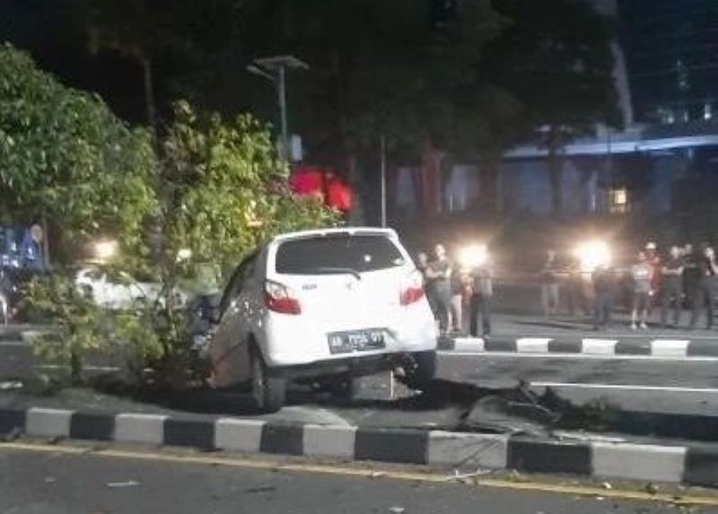 Kondisi mobil usai alami kecelakaan menabrak pohon dan pembatas jalan