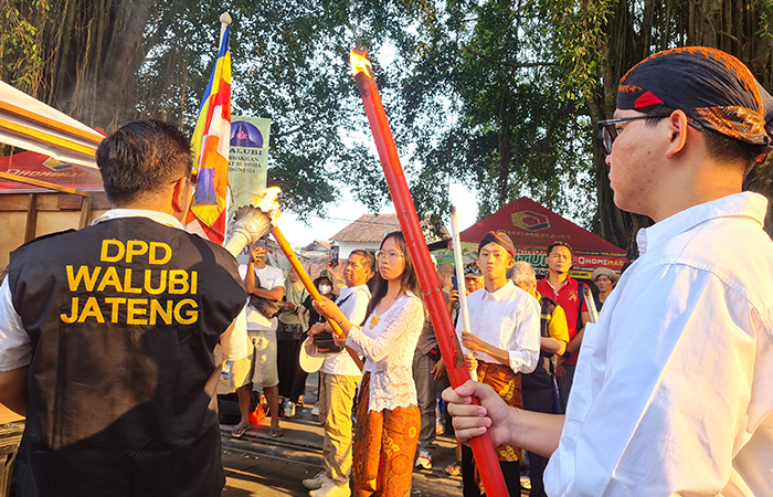 PROSESI: Api abadi dari Mrapen, Kabupaten Grobogan telah tiba di Candi Mendut, Selasa (21/5). Api ini kemudian disemayamkan hingga hari Waisak dan dibawa ke Candi Borobudur.