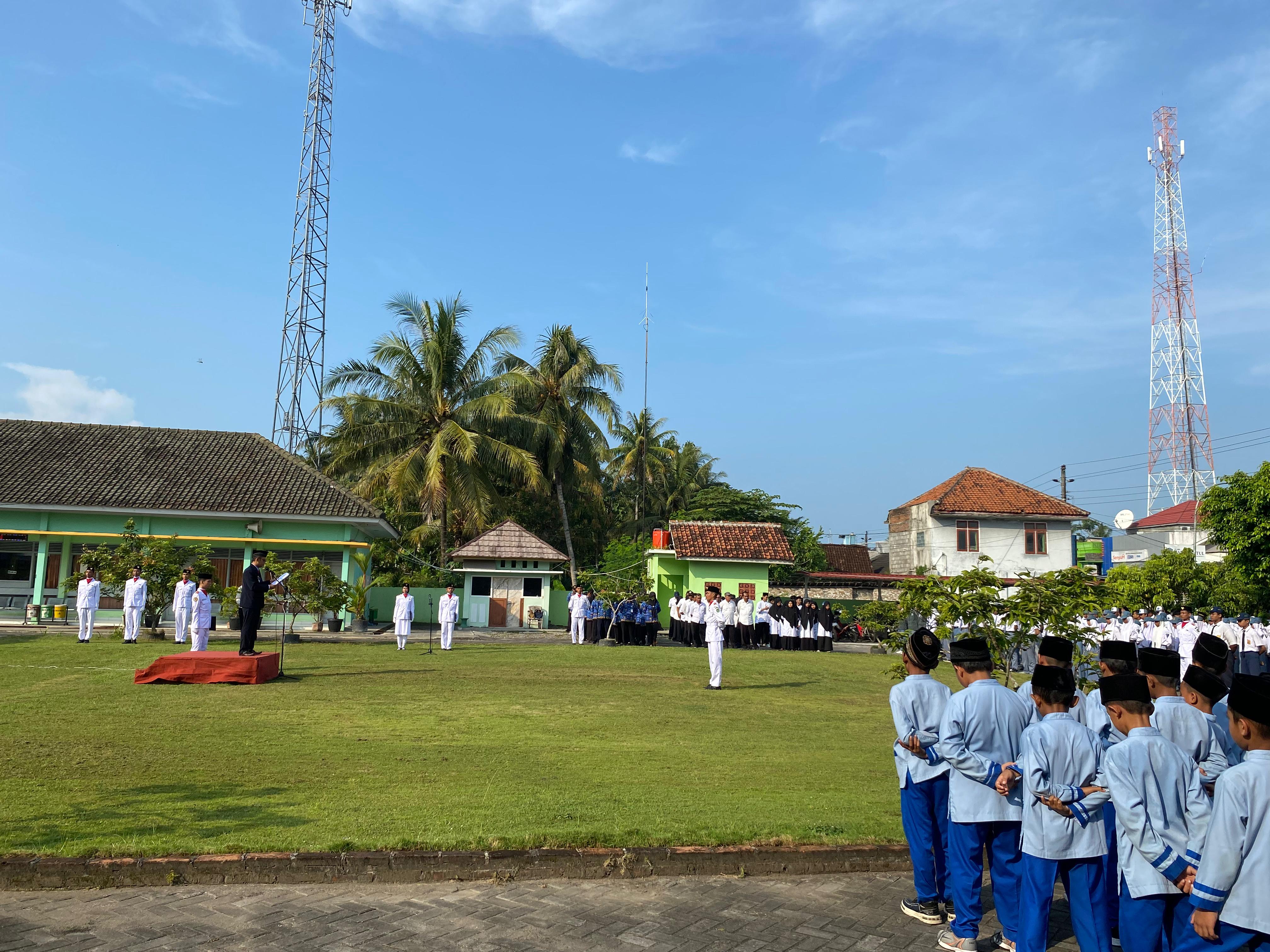 TERBUKA - Susana saat para siswa Madamusba mengikuti kegiatan rutin upacara bendera di sekolah