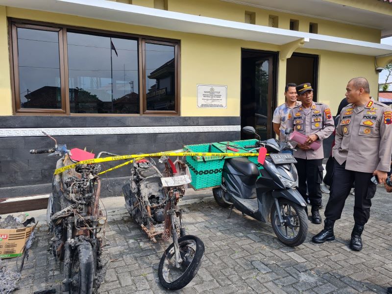 SEKONGKOL: AR dan AN ditangkap Polresta Magelang karena membakar dua sepeda motor milik Normiyati.&nbsp;