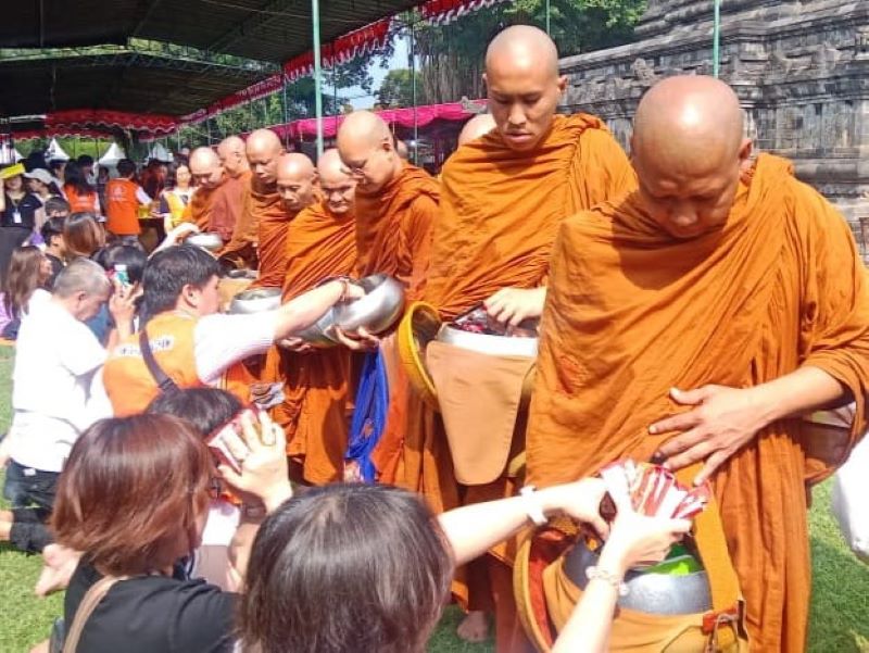 BERDERMA: Umat memberikan makanan, minuman, dan lainnya kepada para biksu di Candi Mendut, Rabu (22/5/2024).&nbsp;