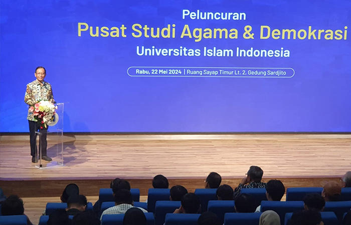 SIMBOLIS: Mahfud MD dalam peluncuran Pusat Studi Agama dan Demokrasi di Kampus Terpadu UII Rabu (22/5).GUNAWAN/RADAR JOGJA&nbsp;