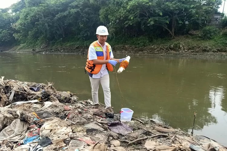 Kali Bengawan Solo yang kini tercemar limbah.