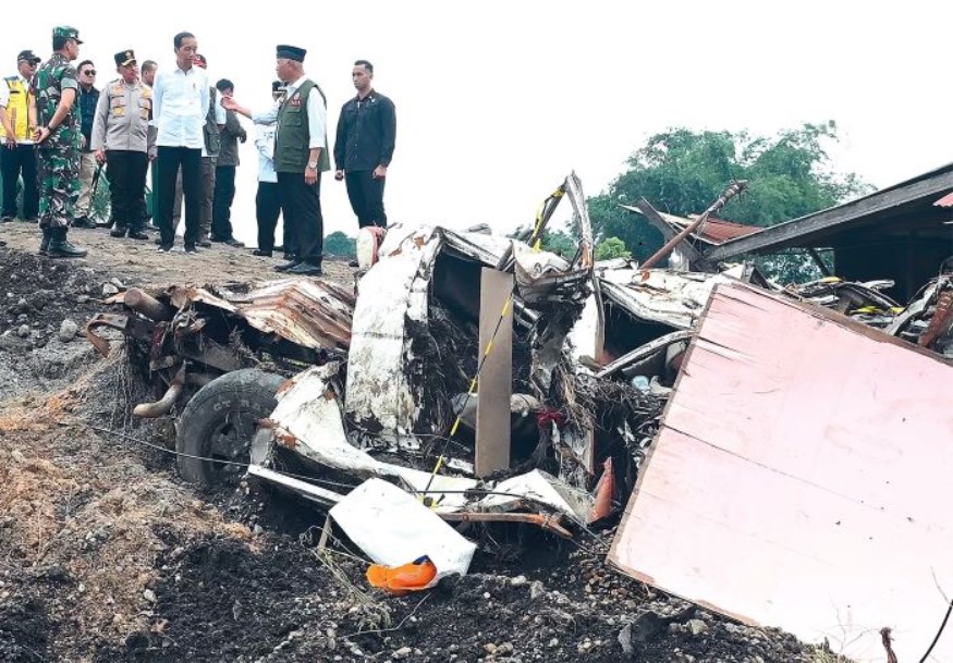 Jokowi meninjau area terdampak longsor dan banjir lahar dingin di Kabupaten Agam