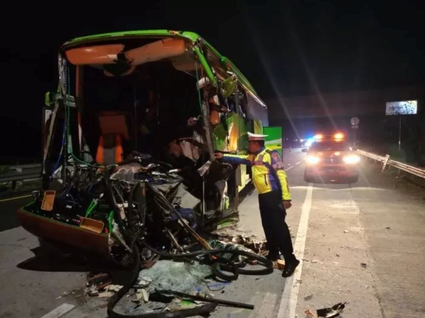 Bus rombongan siswa SMP PGRI Wonosari yang mengalami kecelakaan pada Selasa malam (21/5)