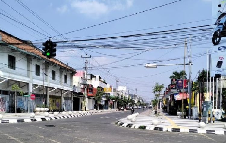 Traffic light gantung satu &ndash; satunya di Indonesia yang terletak di Kota Tegal.