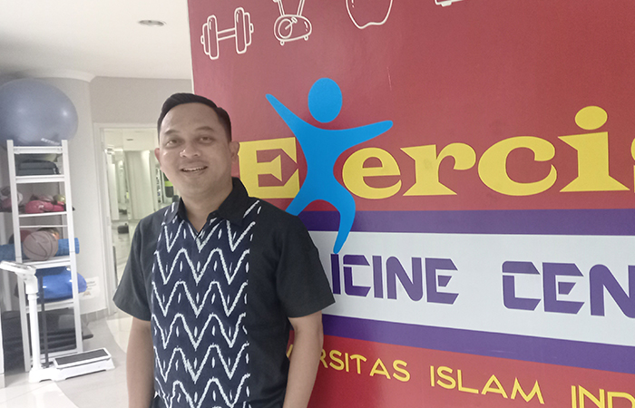KAYA PENGALAMAN: Dokter Alfan Nur Asyhar saat ditemui di Kampus Terpadu UII Jalan Kaliurang KM 14 Sleman usai menjalankan aktivitasnya sehari-hari sebagai pengajar.