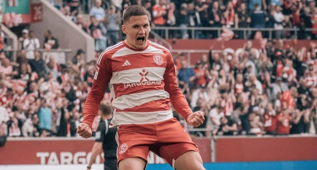 Selebrasi pemain Fortuna Dusseldorf, Christos Tzolis setelah mencetak hattrick ke gawang Magdeburg (ig F95)
