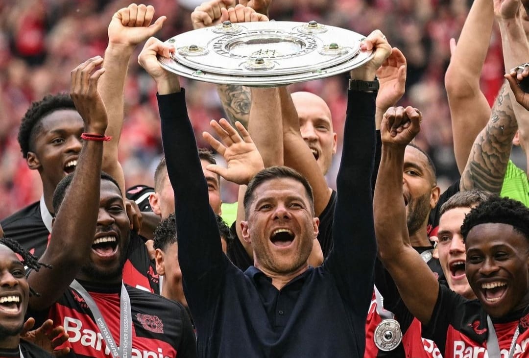 Xabi Alonso rayakan gelan perdana Bundesliga bersama para penggawa Bayer Leverkusen (ig bayer04fussball)