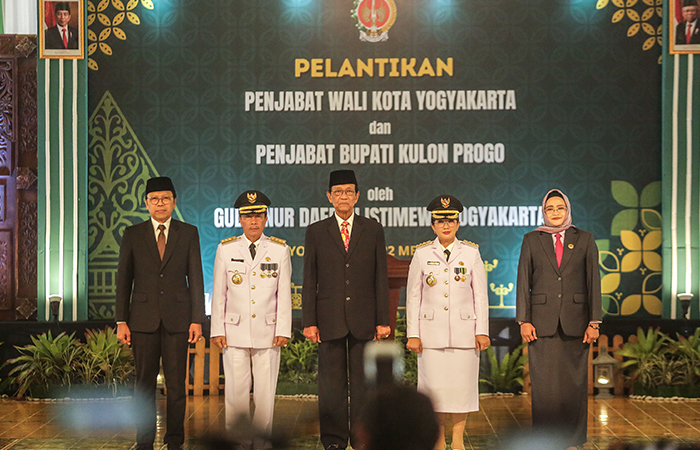 TANGGUNG JAWAB: Gubernur DIY Hamengku Buwono (HB) X melantik Sugeng Purwanto menjadi Penjabat (Pj) Wali Kota Jogja dan Srie Nurkyatsiwi sebagai Pj Bupati Kulon Progo di Bangsal Kepatihan.