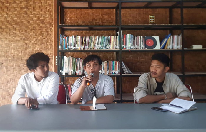 FASILITASI: Kadiv Kampanye WALHI Yogyakarta Elki Setiyo Hadi (tengah) bersama Kadiv Advokasi LBH Yogyakarta&nbsp;Dhanil Alghifary (kanan) saat menggelar konferensi pers pembukaan pos pengaduan sampah