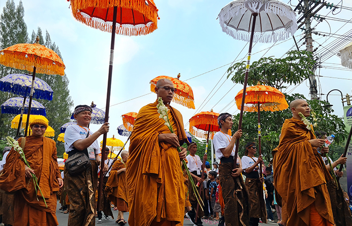 LAKU SPIRITUAL: Para biksu dan umat Buddha mengikuti kirab Waisak dari Candi Mendut menuju Candi Borobudur, (23/5).
