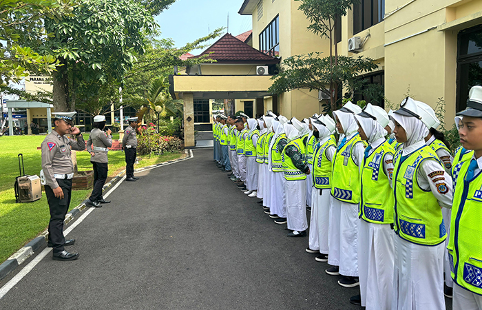 TANAMKAN ETIKA LALIN: Apel kelompok PKS dari seluruh sekolah di lapangan Polres Gunungkidul.