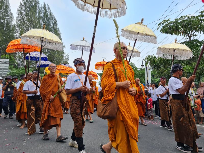LAKU SPIRITUAL: Para biksu dan umat Buddha mengikuti kirab Waisak dari Candi Mendut menuju Candi Borobudur, Kamis (23/5/2024).&nbsp;