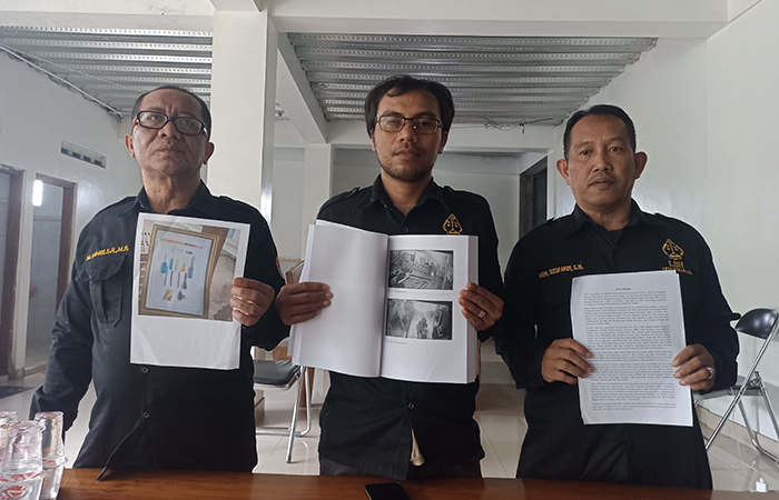 Direktur LBH Arya Wiraraja Mohammad Fahri Hasyim (kiri) bersama Sekretaris LBH Arya Wiraraja Ibnoe Hadjar (tengah) saat memberikan keterangan kepada wartawan di Tamanan, Banguntapan, Bantul, Kamis.
