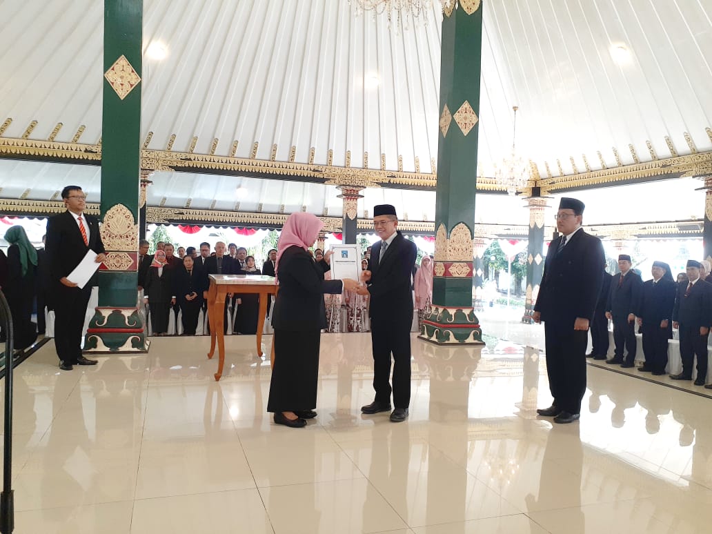 Bupati Sleman Kustini Sri Purnomo saat melantik Susmiarto sebagai Sekda Sleman pada Rabu (22/5/2024).