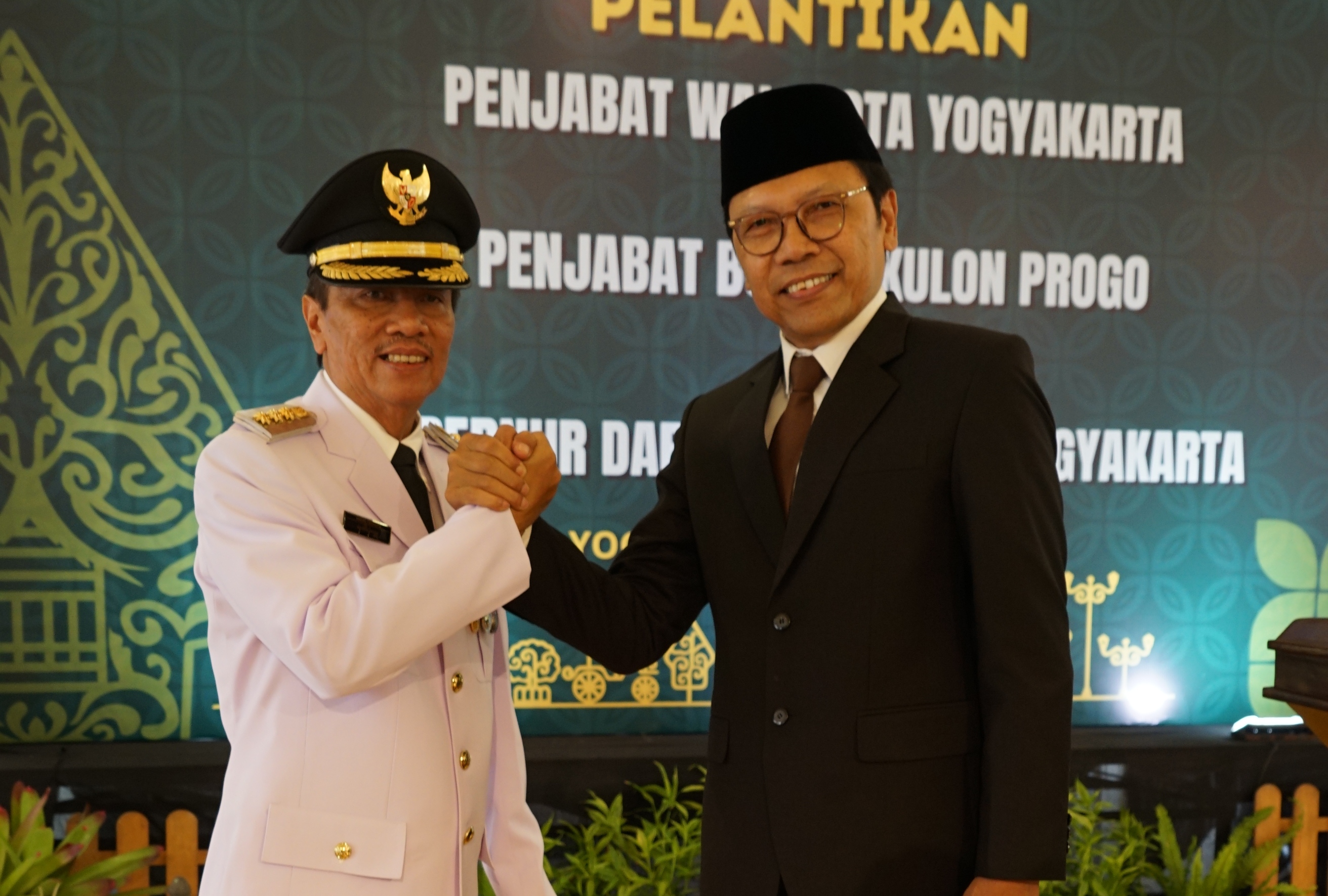 Penjabat Wali Kota Jogja yang baru Sugeng Purwanto (kiri) bersama Singgih Raharjo