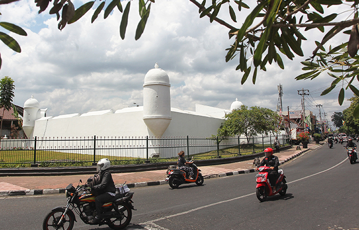 Pengguna jalan melintas di dekat bangunan Jokteng (Pojok Benteng) Lor.GUNTUR AGA TIRTANA/RADAR JOGJA