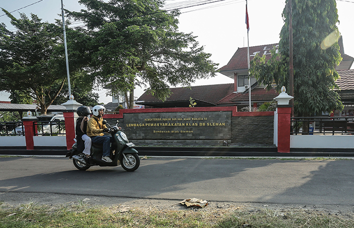Warga melintas saat sore hari di depan lapas kelas IIB Cebongan, Sleman, Selasa (21/5). Oknum pejabat struktural lapas cebongan diduga melakukan pungutan liar kepada narapidana.
