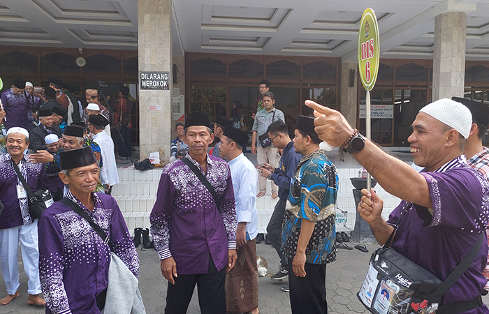 Calon Haji memasuki bis rombongan, yang akan mengantarkan hingga area transit.