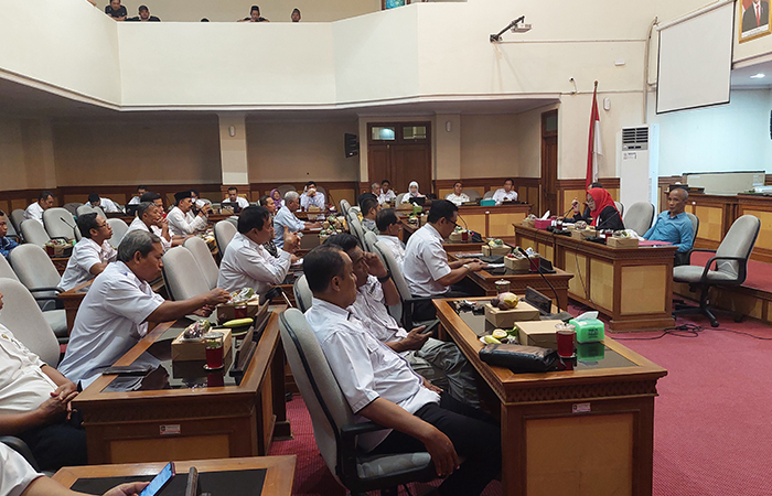 Tegas: Paguyuban Lurah dan Pamong se Kulon Progo melakukan audiensi di gedung DPRD Kulon Progo. (Anom Bagaskoro)