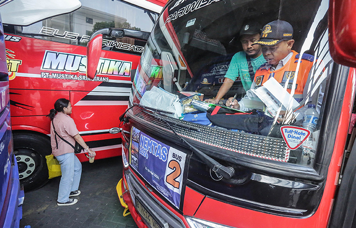 Petugas gabungan melakukan pemeriksaan kelayakan bus wisata di Parkir Abu Bakar Ali, danurejan, Jogja, Kamis (23/5).