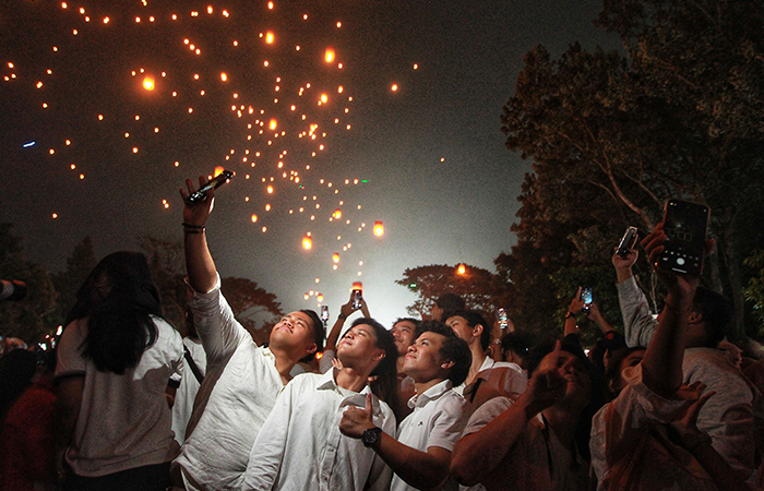 SIMBOL HARAPAN: Umat menerbangkan lampion harapan saat detik-detik Tri Suci  Waisak 2568 BE/2024 di kompleks Candi Borobudur, Magelang, tadi malam (23/5). 