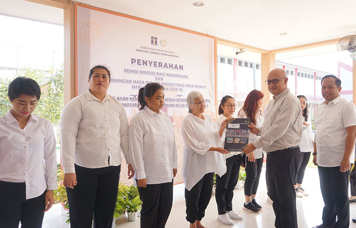 DIDISKON: Kakanwil Kemenkumham DIY Agung Rektono Seto memberikan remisi khusus Waisak kepada warga binaan lapas di DIY.Dok.