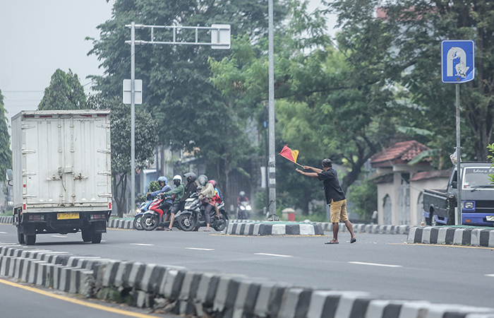 DIKAJI: Kendaraan  roda dua  berputar  jalur di ring  road barat  kawasan  Dowangan,  Gamping,  Sleman  Jumat (24/5).  Wacana  penutupan  u-turn di  ring road  masih belum  menemukan  kesimpulan.