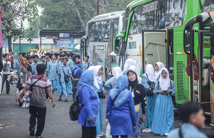 Siswa-siswi SMP dari Ciamis kembali menuju bus usai melakukan kunjungan wisata ke Taman Pintar di Parkiran Bus Senopati, Ngupasan, Gondomanan, Jogja, Jumat (24/5).