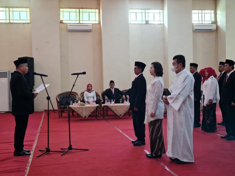 SIMBOLIS: Ketua Bawaslu Kabupaten Magelang M Habib Shaleh saat mengambil sumpah/janji dua anggota panwascam susulan, Jumat (24/5/2024).&nbsp;