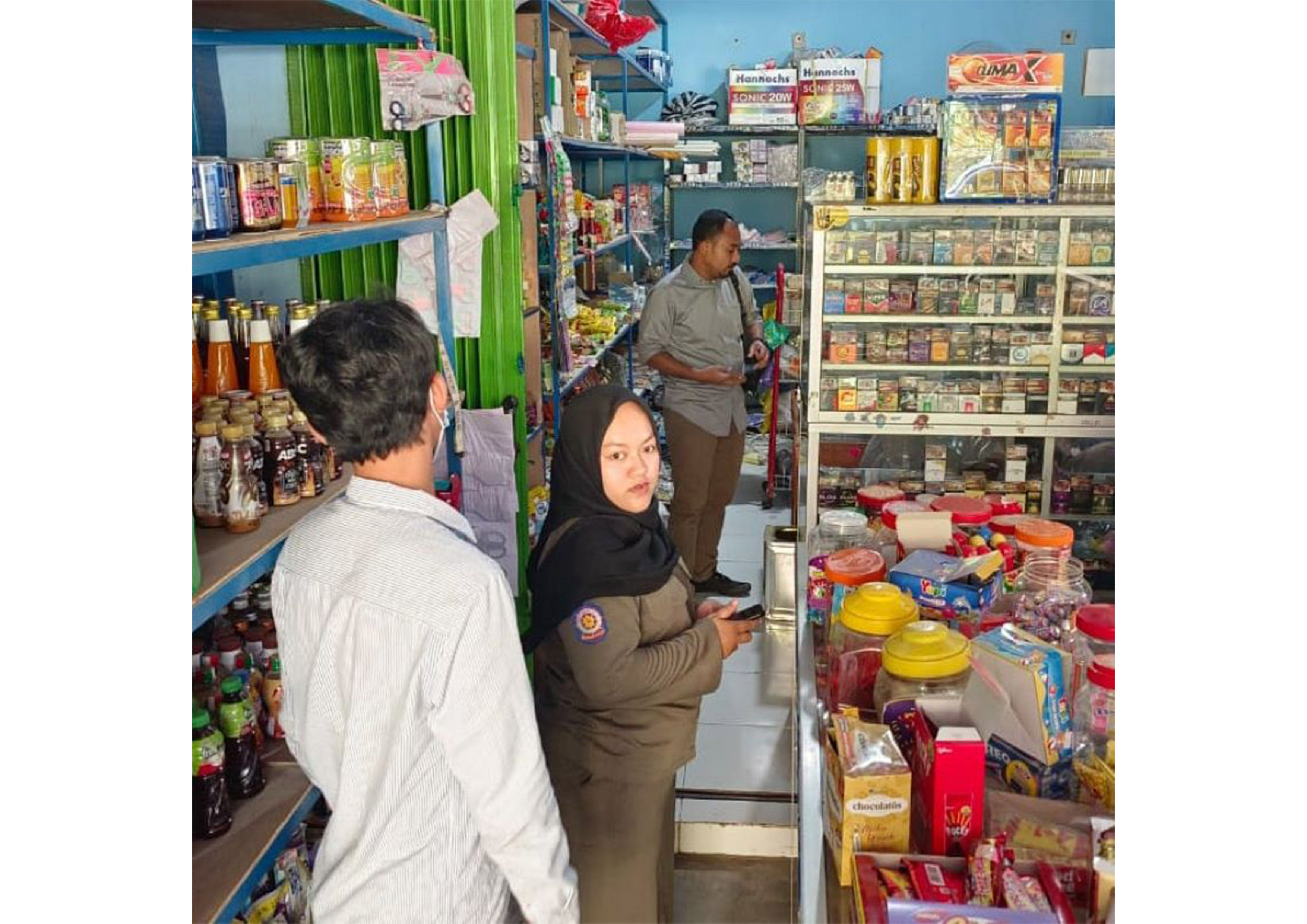 Tindak Tegas: Satpol PP Kulon Progo mendatangi warung kelontong yang menjual rokok Ilegal.