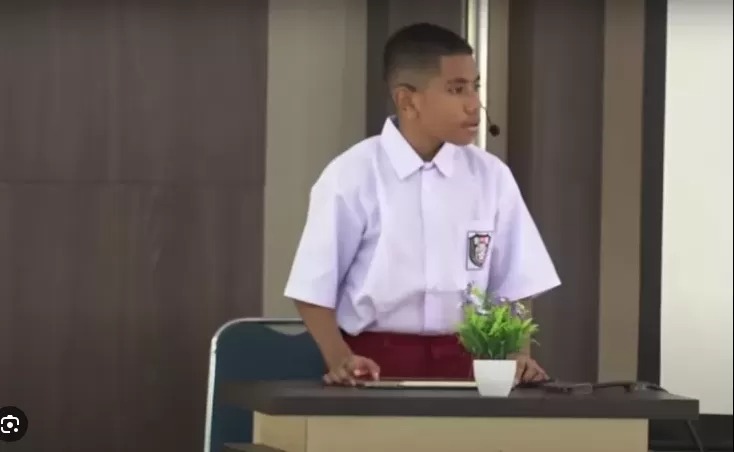 Jose Nerotou yang masih duduk di kelas 6 SD, mengajarkan materi kalkulus kepada mahasiswa.