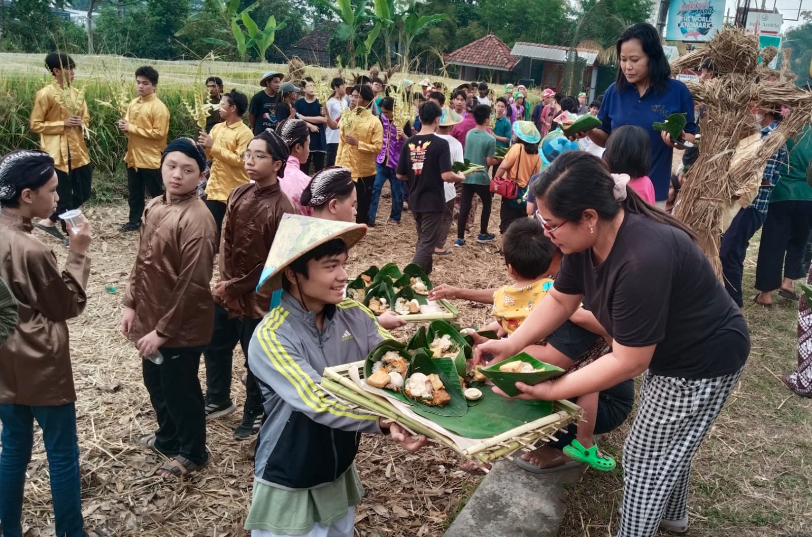 Suasana upacara wiwitan di Sleman yang diikuti siswa dan guru SMP Kolese Kanisius Jakarta (23/5/2024)