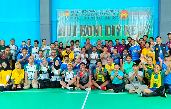 GUYUB: Seluruh peserta kejuaraan bulutangkis memeriahkan HUT ke-57 KONI DIY berfoto bersama jelang pertandingan.Dok.