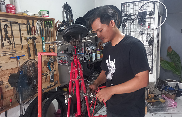 FOKUS: Wido Widiatmoko sedang memperbaiki sepeda Federal agar dapat laku terjual.Khairul Ma