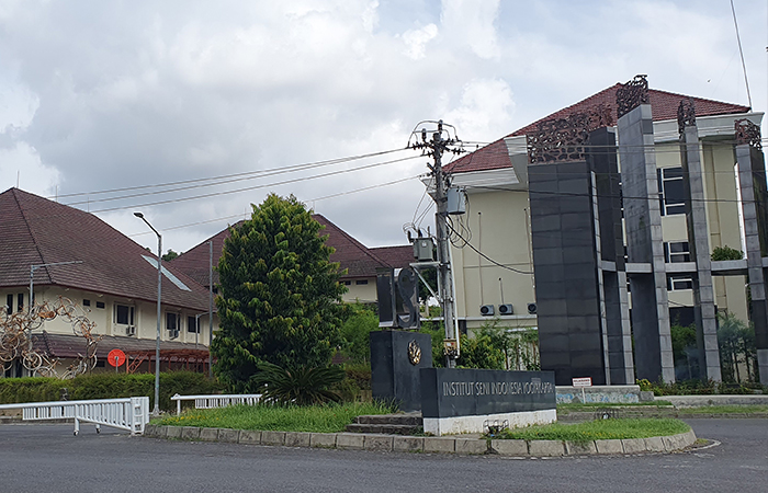 TIDAK NAIK - Suasana di pintu masuk kampus Institut Seni Indonesia (ISI) Yogyakarta belum lama ini.