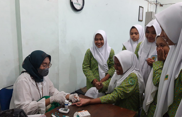 AMAN - Petugas puskesmas melakukan pemeriksaan gula darah kepada pelajar MAN 1 Gunungkidul belum lama ini.(Doc Kankemenag Gunungkidul untuk Radar Jogja)