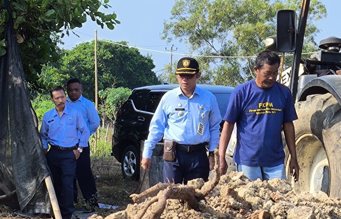 TURUN LANGUSNG: Panewu Sanden Deni Ngajis Hartono saat mendatangi lokasi TPSS Gadingsari untuk melakukan pengecekan jugangan yang penuh.