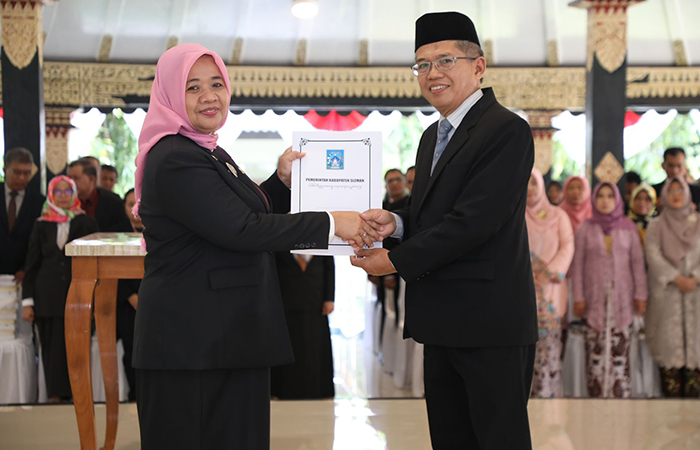 TUGAS BARU: Susmiarto saat dilantik sebagai Sekda Sleman pada Rabu (22/5). Mantan kepala Disdukcapil Sleman ini mempunyai misi wujudkan ASN yang tertib dalam segala hal.