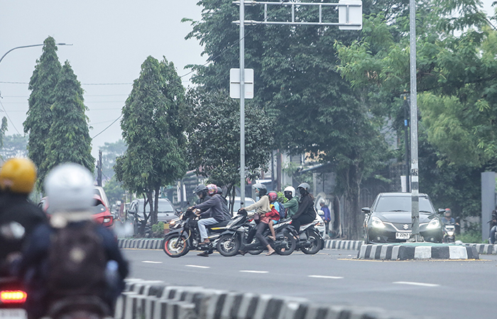 Kendaraan roda dua berputar jalur di ringroad barat kawasan Dowangan, Gamping, Sleman, Jumat (24/5).