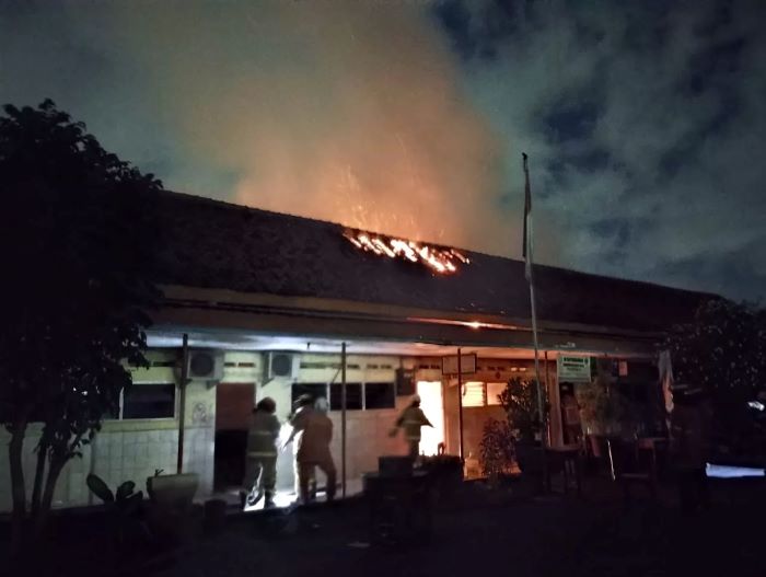 Api yang membakar atap bangunan sekolah MI (IST)