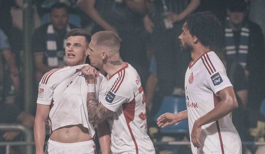 selebrasi penggawa Fortuna Dusseldorf setelah Yannick Engelhardt mencetak gol ketiga ke gawang Bochum (ig f95)