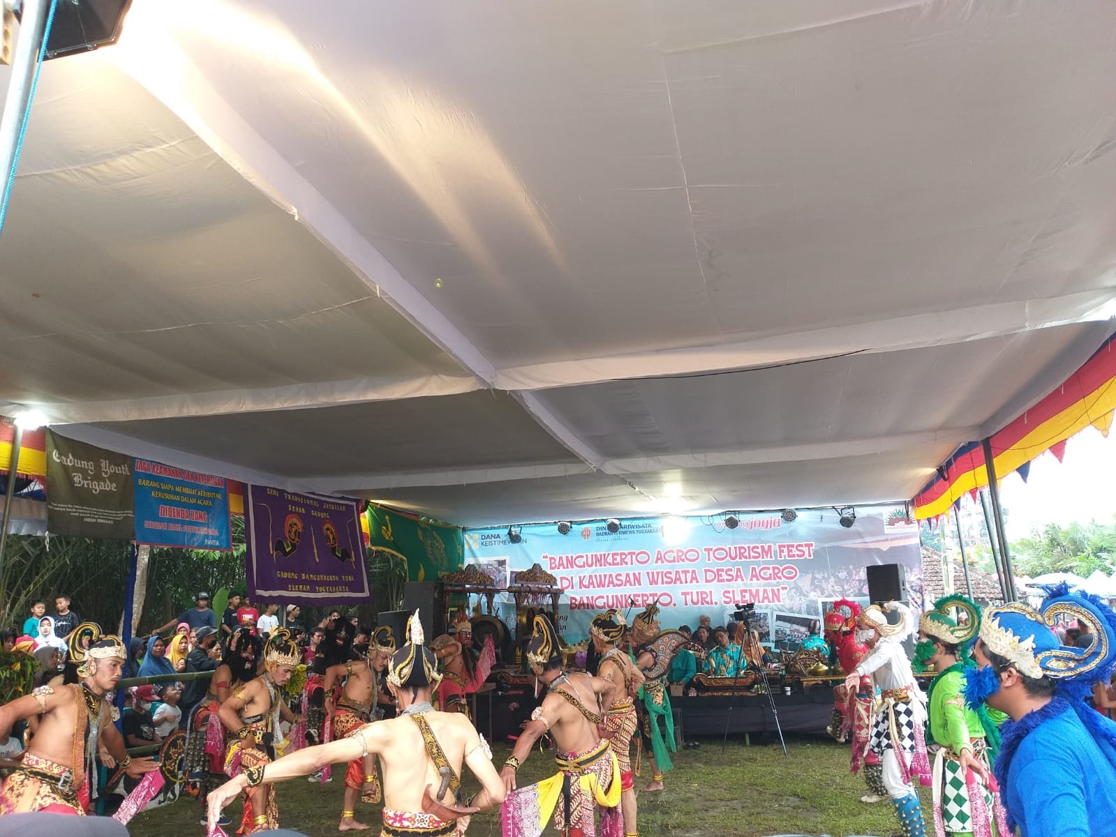JALAN BERINGINGAN: Atraksi wisata memeriahkan festival di kawasan wisata Desa Agro Bangunkerto, Turi, Sleman. Acara dikemas dengan berbagai penampilan seni tradisi. (rizki wahyu)