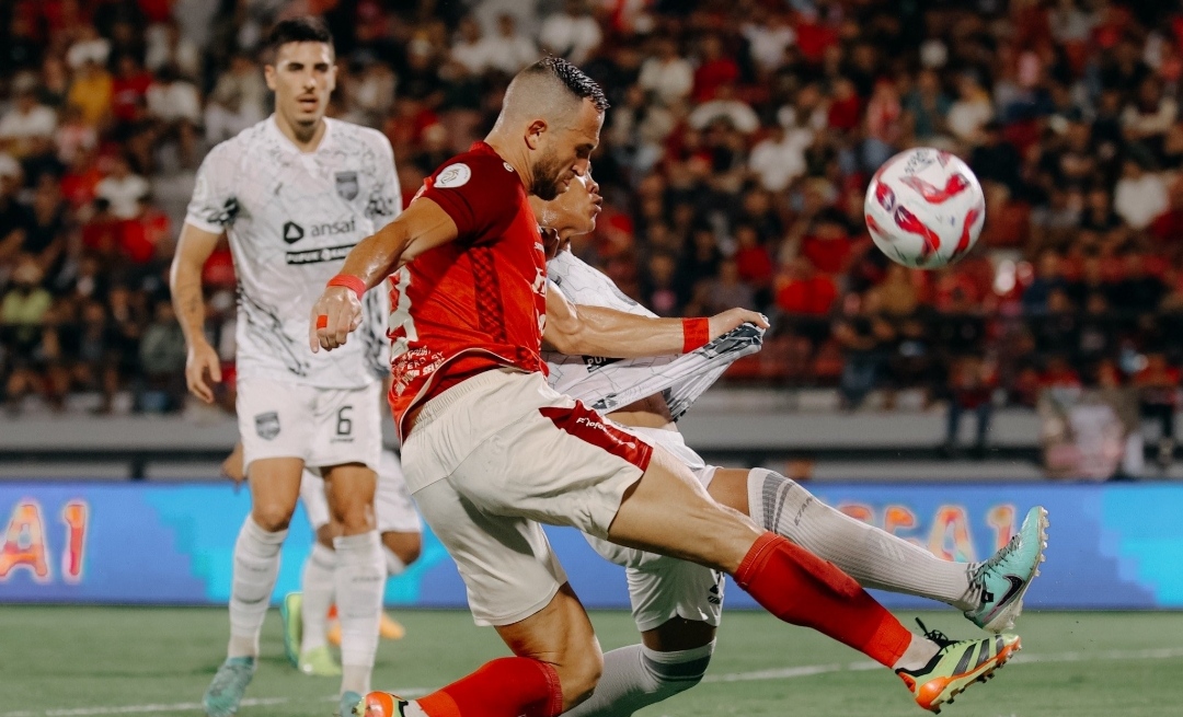 SENGIT; Perebutan bola antara pemain Bali United dan Borneo FC pada leg pertama perebutan juara ketiga Championship series BRI Liga 1