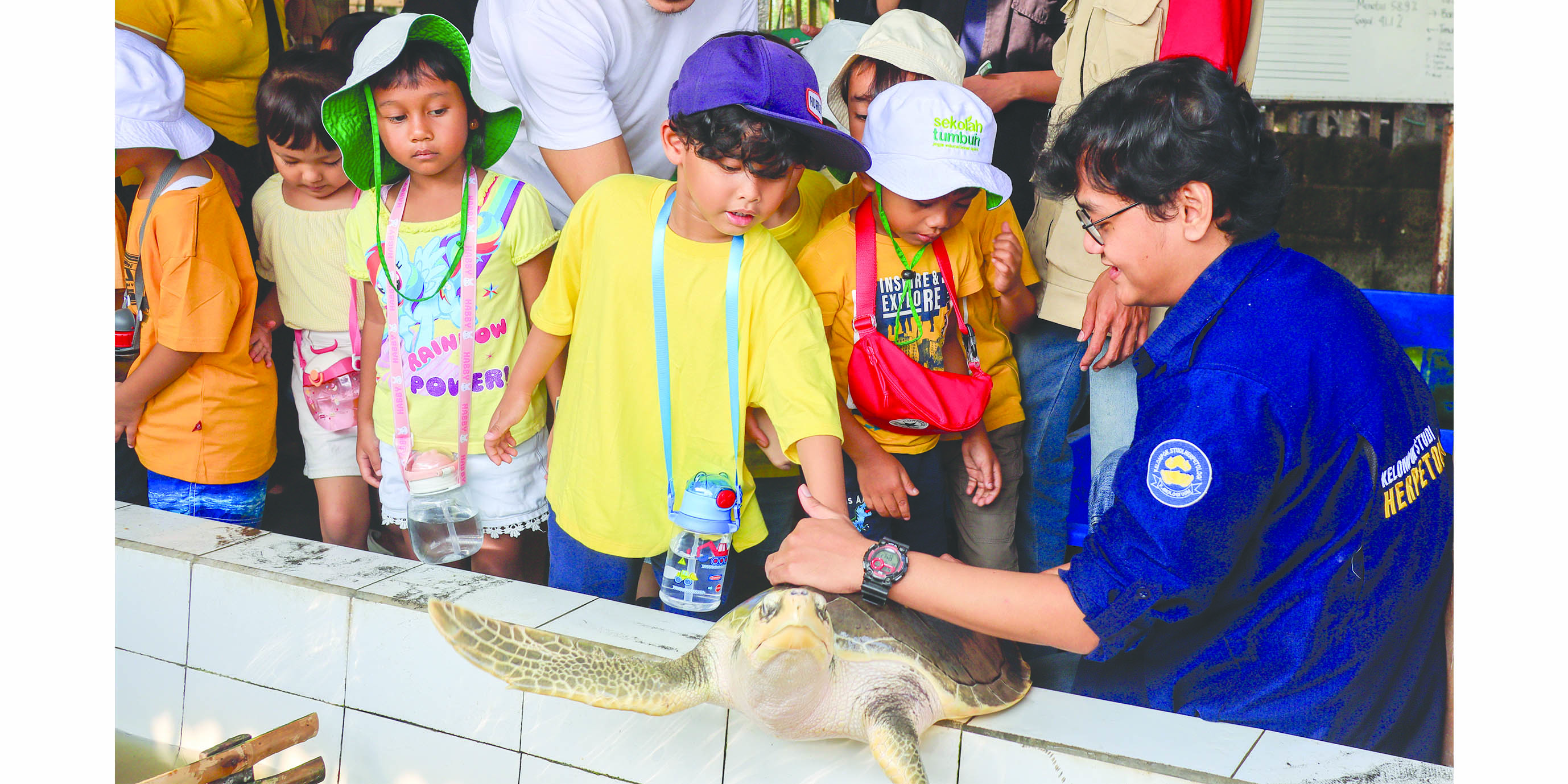 PEDULI LINGKUNGAN: Kegiatan yang dilakukan oleh Komunitas 4K. Mulai dari perilisan tukik, pembersihan dan pemilahan sampah pantai, hingga penanaman pohon.&nbsp;(Dokumentasi 4K)