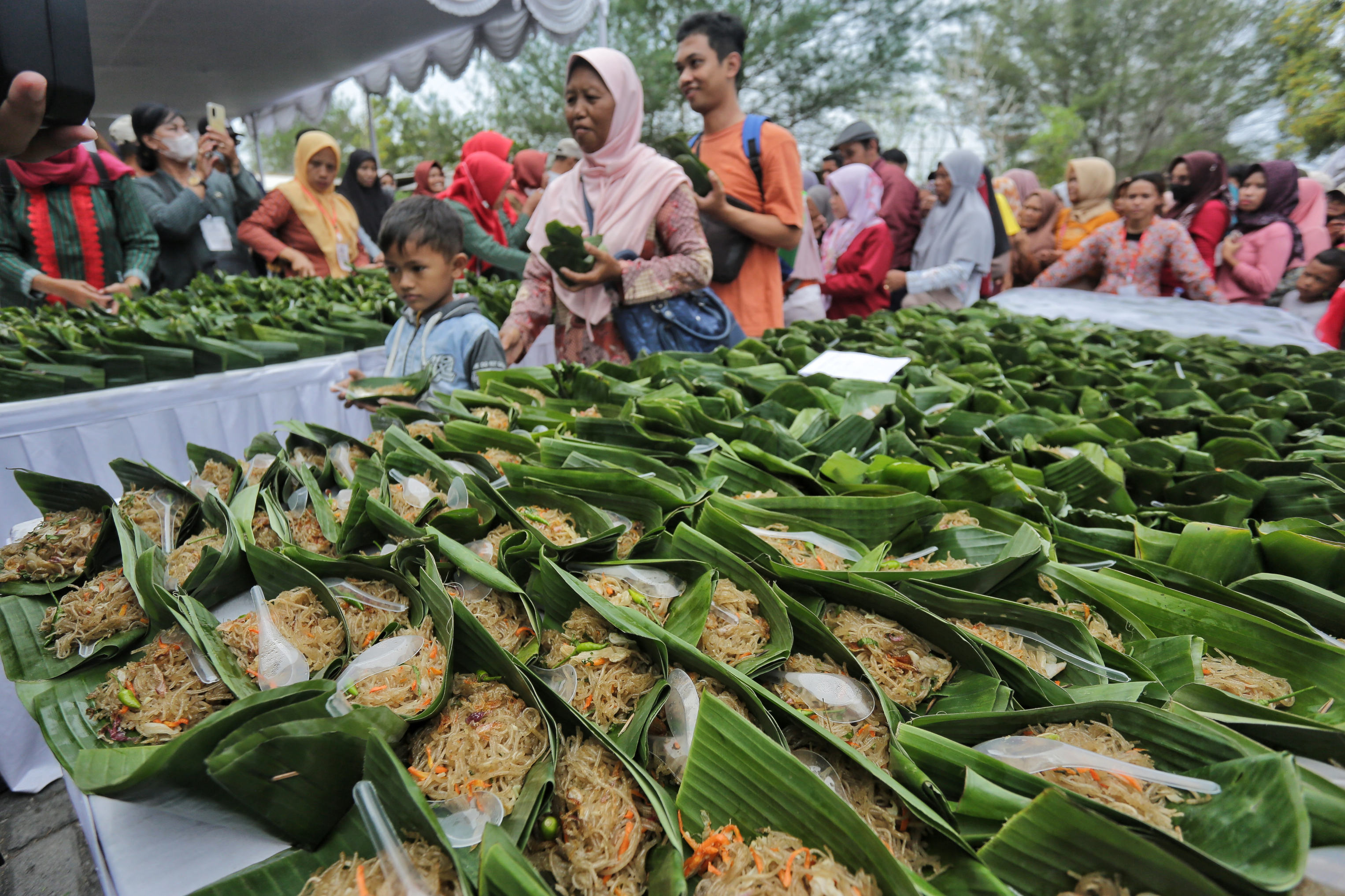 Sebanyak 5.344 pincuk mi lethek tercatat masuk Museum Rekor Dunia- Indonesia (Muri). Rekor itu dibukukan dalam Festival Kuliner Mataraman 2024, di Pantai Baru, Poncosari Bantul.