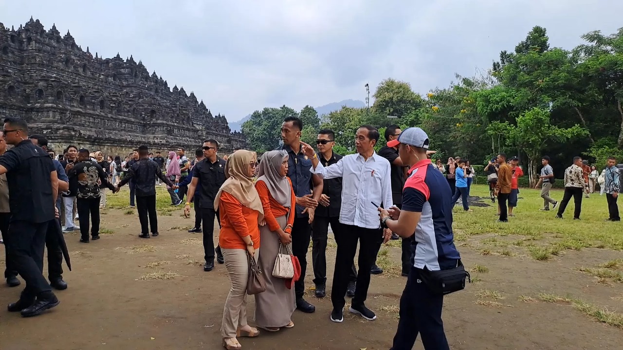 Presiden Jokowi bersama cucu-cucunya liburan ke Candi Borobudur, Magelang, Jawa Tengah pada Sabtu (25/5/2024)